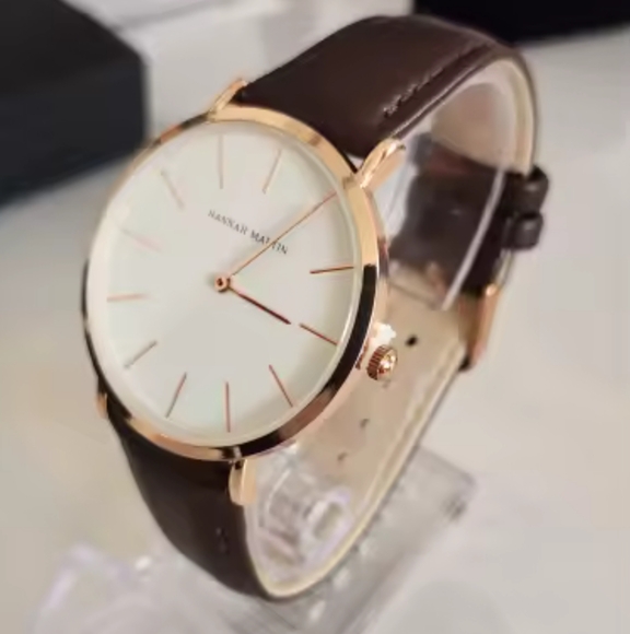 Elegant Brown Leather Strap Watch - Picture 8 of 8